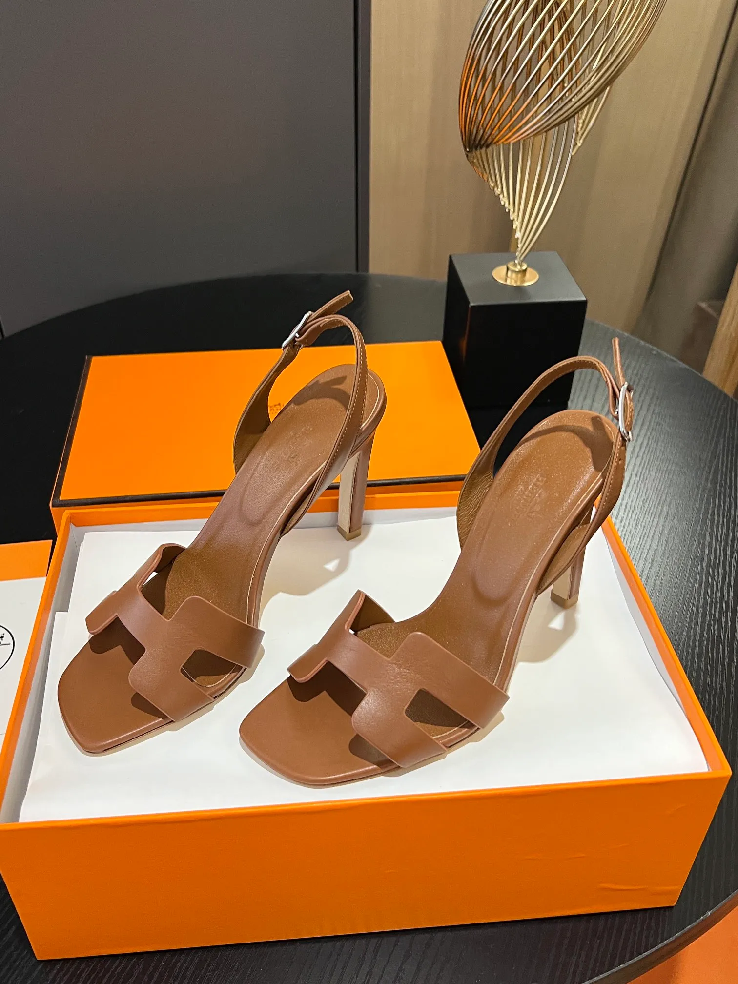 👟👟Ex-factory price 600👟👟Hermès 2023 high-heeled temperament sandals original customization! Counter synchronization! Hermès high heels have always been simple, fashionable and elegant! ! ! It can hold any style of wear, the height of 10.5cm is easy to control, and the feet feel comfortable and pressure-free! The classic and elegant style brings a sense of luxury to your feet! Highly recommended Material: Upper imported calfskin + mixed sheepskin lining Outsole: Italian genuine leather sole Size: 34-42 (34.41.42 customization is non-returnable and non-exchangeable)